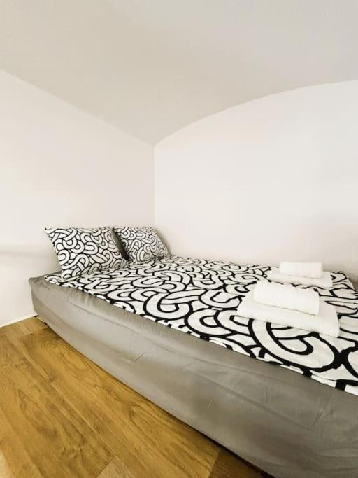 Benetton Stlye - Freedom In Blue And Organge Appartement *