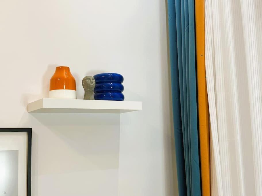 Benetton Stlye - Freedom In Blue And Organge Appartement