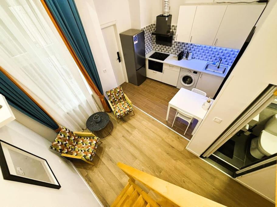 Benetton Stlye - Freedom In Blue And Organge Appartement