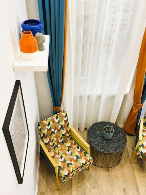 Appartement Benetton Stlye - Freedom In Blue And Organge *