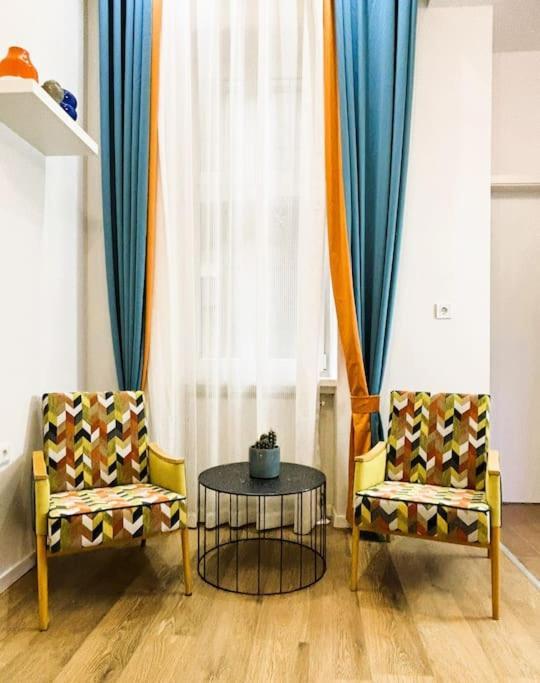 Benetton Stlye - Freedom In Blue And Organge Appartement
