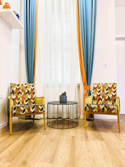 Appartement Benetton Stlye - Freedom In Blue And Organge