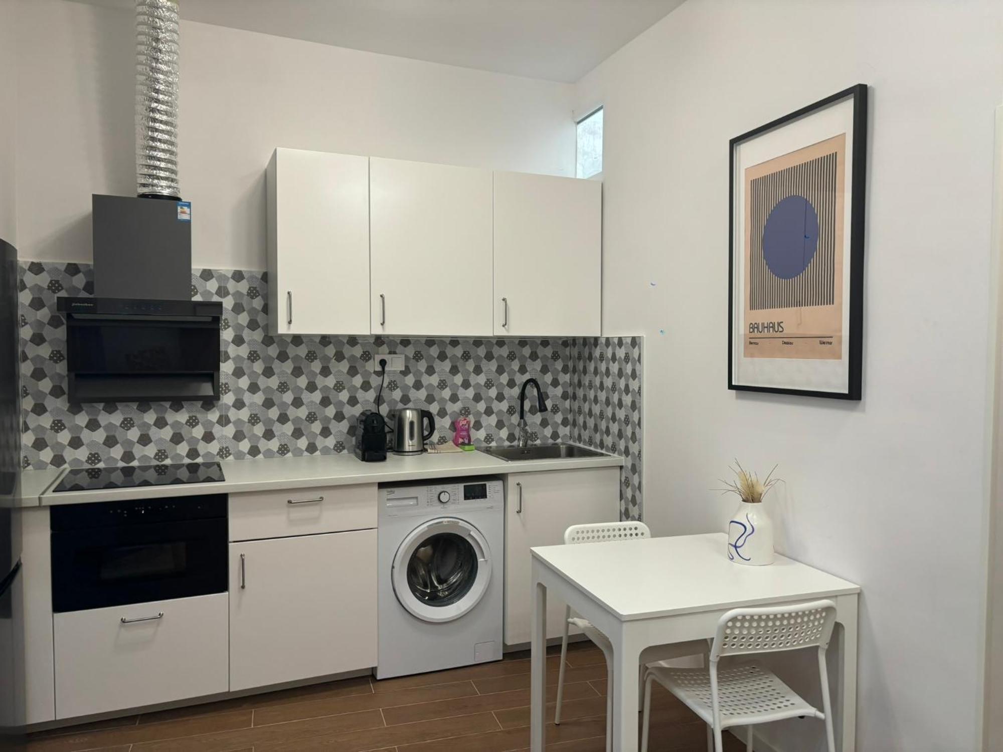 Appartement Benetton Stlye - Freedom In Blue And Organge *