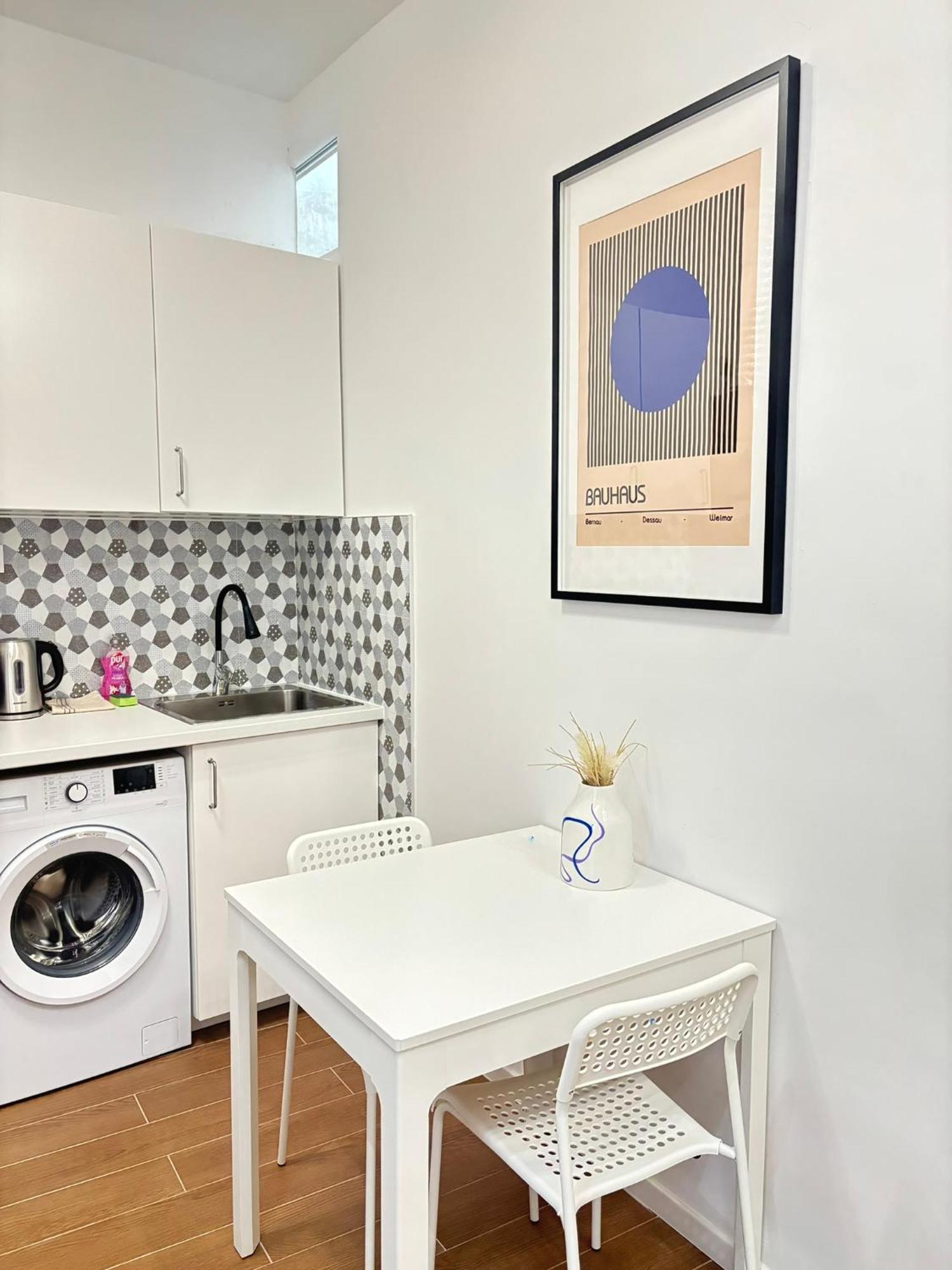 Appartement Benetton Stlye - Freedom In Blue And Organge
